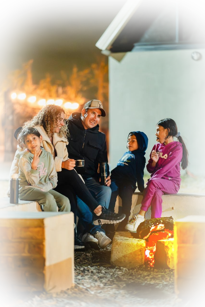 Familia junto al fuego en La Campiña